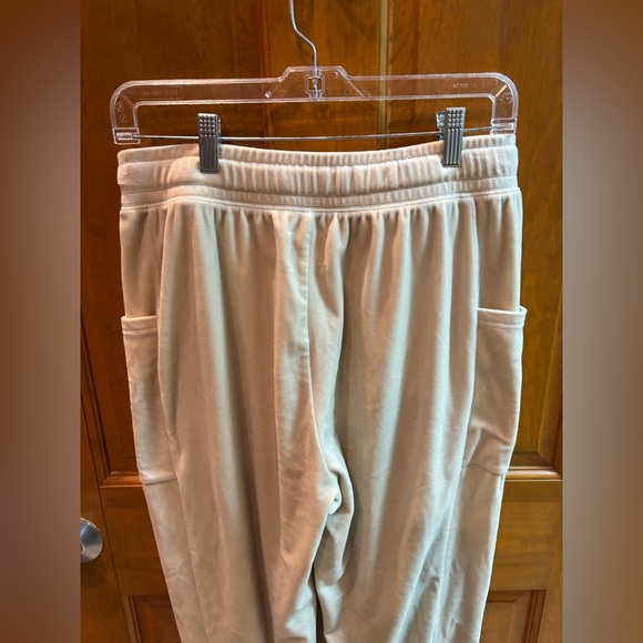 OFFLINE By Aerie Women’s After Party Velour Jogger Cream Size Medium - Picture 9 of 9